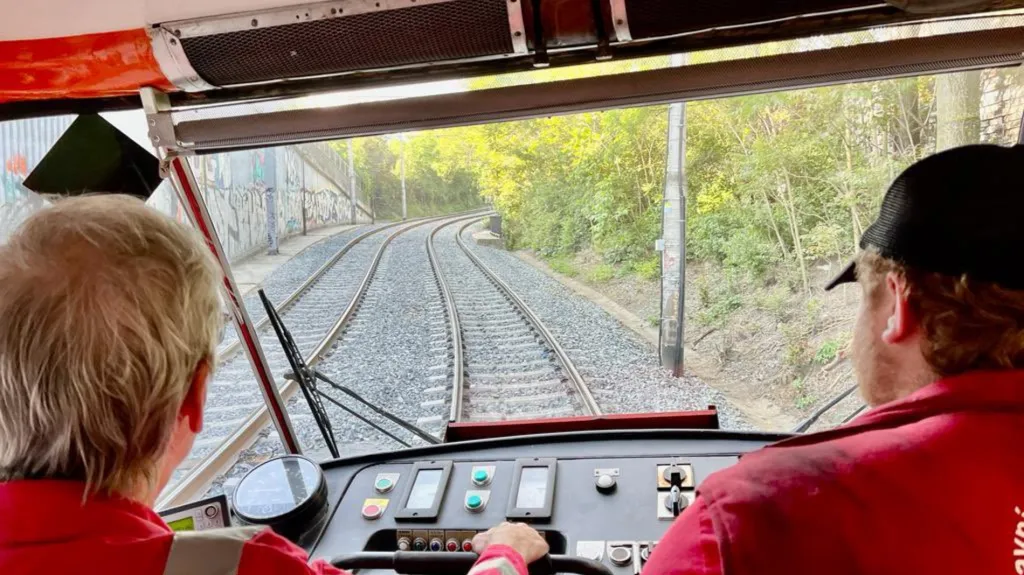 Měřicí tramvaj kontroluje nově zrekonstruovaný úsek Ohrada–Palmovka