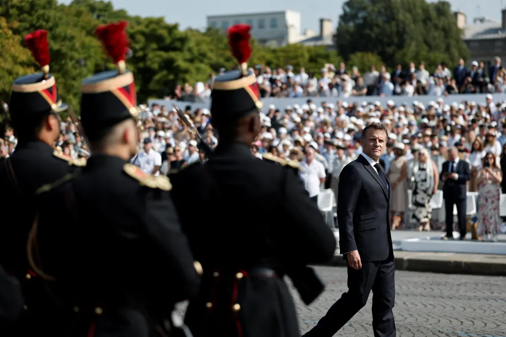 Francouzský prezident Emmanuel Macron provádí přehlídku vojáků na náměstí Place de la Concorde během každoroční vojenské přehlídky ke Dni dobytí Bastily