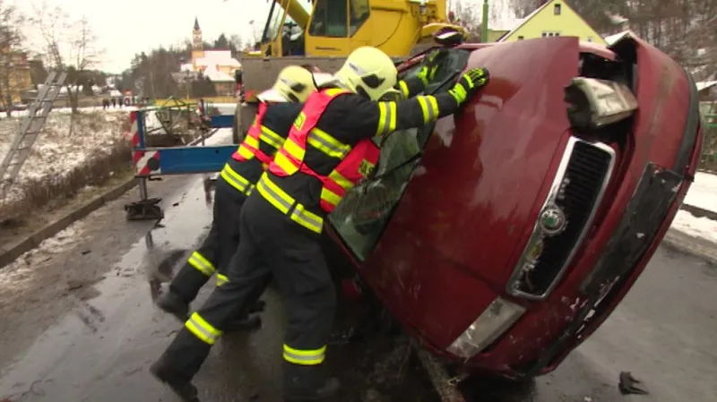 Hasiči otáčejí auto na kola