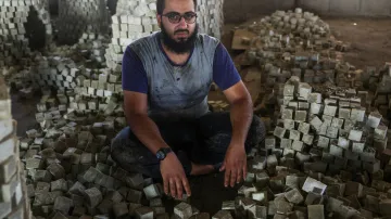Pracovník Taleb Mohamad Eid sedí mezi mýdly