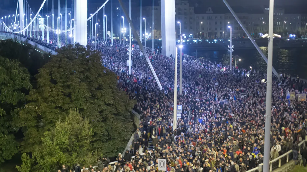 Na 100 tisíc Maďarů protestovalo proti zdanění internetu