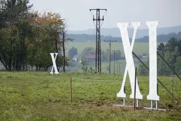 Z vysílače na Plzeňsku jsou obří sluneční hodiny. Možná největší na světě