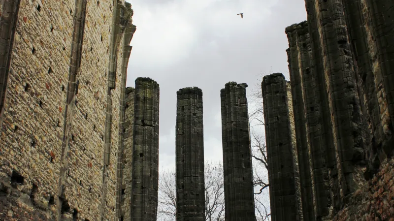 Nedostavěný chrám v Panenském Týnci