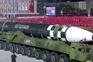 Země, která „nemá covid“, slavila. KLDR ukázala nové mezikontinentální rakety