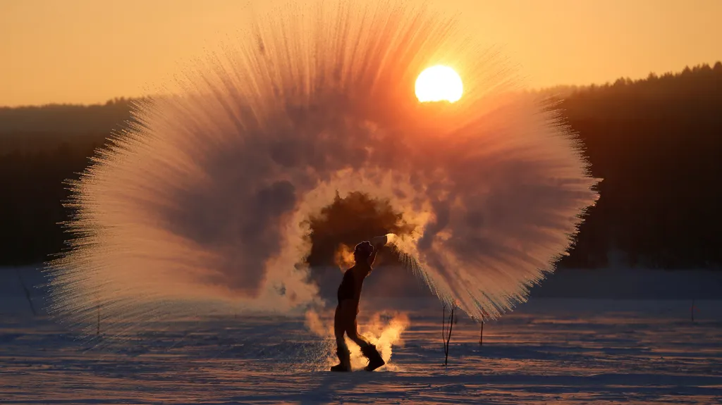 Fanynka a propagátorka zimních sportů Olesya Ushakova při účasti na akci zvané Dubak Challenge, při níž Rusové vyhazují vařící vodu do mrazivého vzduchu. Výsledkem jsou jímavé úkazy a fotografie