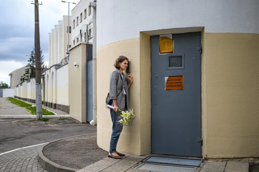 Druhé místo v sekci Aktuality: Nadzieja Bužan se snímkem Waiting for Release at a Temporary Detention Center in Belarus (Čekání na propuštění v dočasném zadržovacím středisku v Bělorusku)