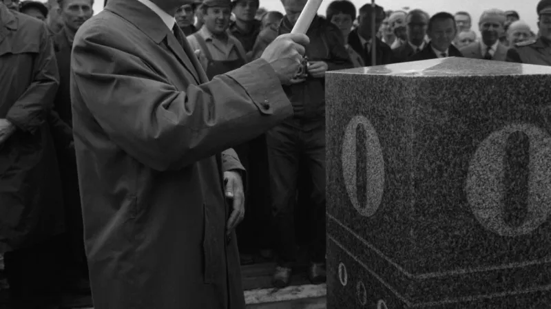 Ministr dopravy ČSSR Alois Indra poklepává na nultý kilometrovník budoucí dálnice D1