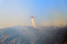 Severně od Athén zuří lesní požár. Zasahují stovky hasičů i letadla