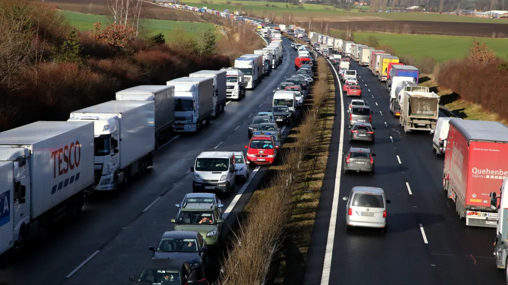 Kolona před místem nehody na dálnici D8