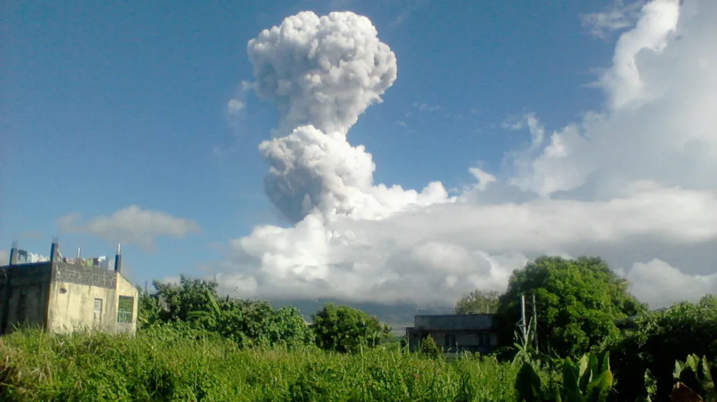 Sopka Mayon začala chrlit kameny a popel