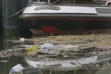 Jednoduché řešení velkého problému. Nizozemci vyhánějí plastový odpad z vody bublinkami