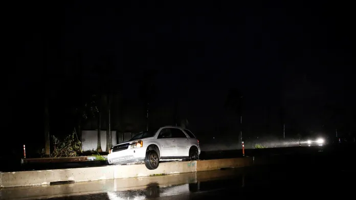 Uvízlé auto na Floridě po hurikánu Ian