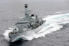 Napětí v Hormuzském průlivu roste. Íránské lodě se podle CNN pokusily zadržet britský tanker