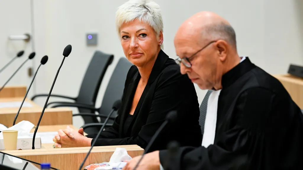 Pozůstalá Ria van der Steenová a právník August Van u soudu