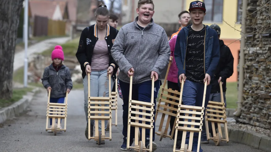 Průvod velikonočních hrkačů v Dolních Věstonicích