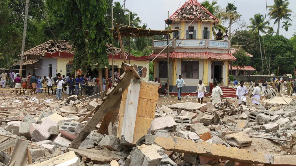 Následky požáru a exploze dělobuchů u hinduistického chrámu