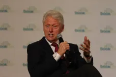 Bill Clinton napsal thriller, v němž pohledný americký prezident zachraňuje svět před kyberútokem