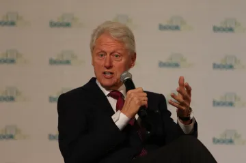 Bill Clinton napsal thriller, v němž pohledný americký prezident zachraňuje svět před kyberútokem