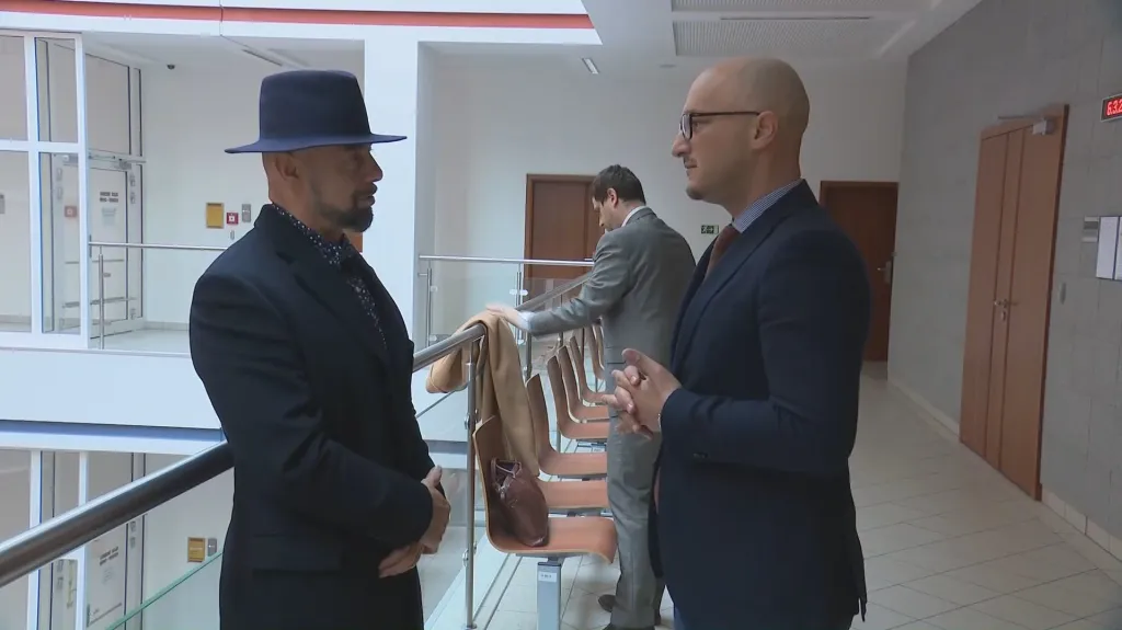 Libor Procházka (v klobouku) u Městského soudu v Brně