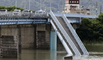Most ve městě Jacuširo, který se během zemětřesení, kter zasáhlo prefekturu Kumamoto na jihu Japonska, zřítil