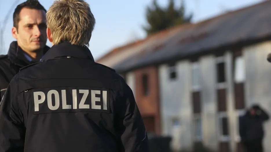 Němečtí policisté před ubytovnou pro migranty v Recklinghausenu