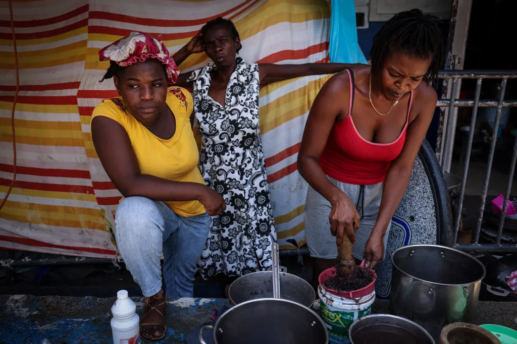 Pro mnoho dětí na Haiti existuje jen málo možností, jak získat jídlo. Zoufalství vede mnohé z nich ke vstupu do gangů, dívky často končí v pasti prostituce