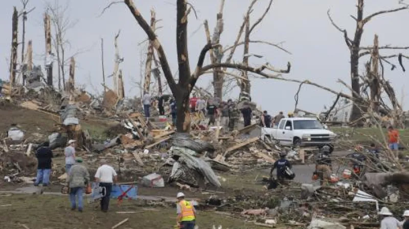 Následky řádění tornáda v USA