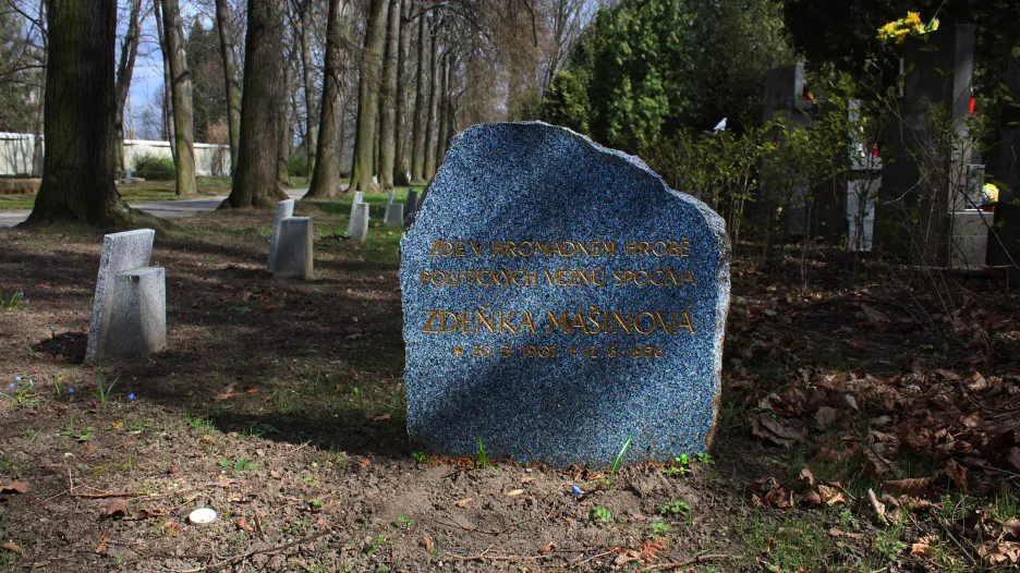 Symbolický náhrobek Zdeny Mašínové v Praze-Ďáblicích