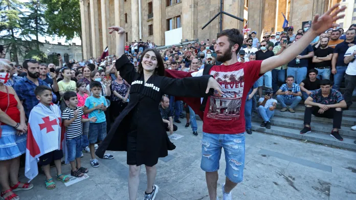 Lidé před parlamentem v Tbilisi slaví odvolání pochodu za práva sexuálních menšin