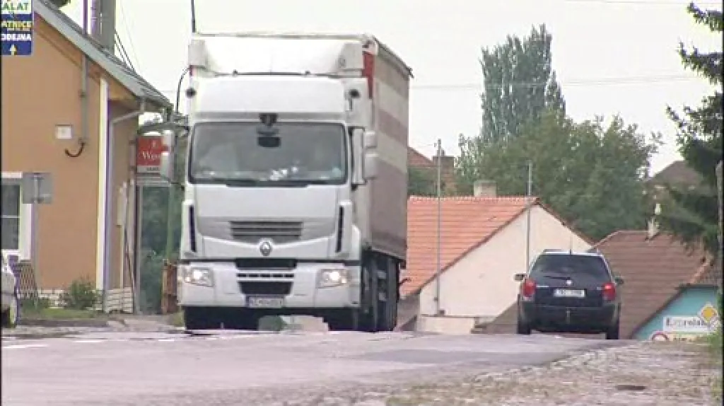Kamiony zatěžují silnice v obcích
