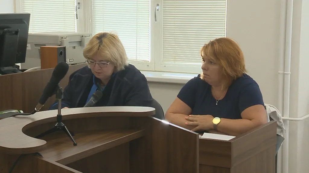 Starostka Velké Lhoty Jarmila Melichaříková (vpravo) u soudu