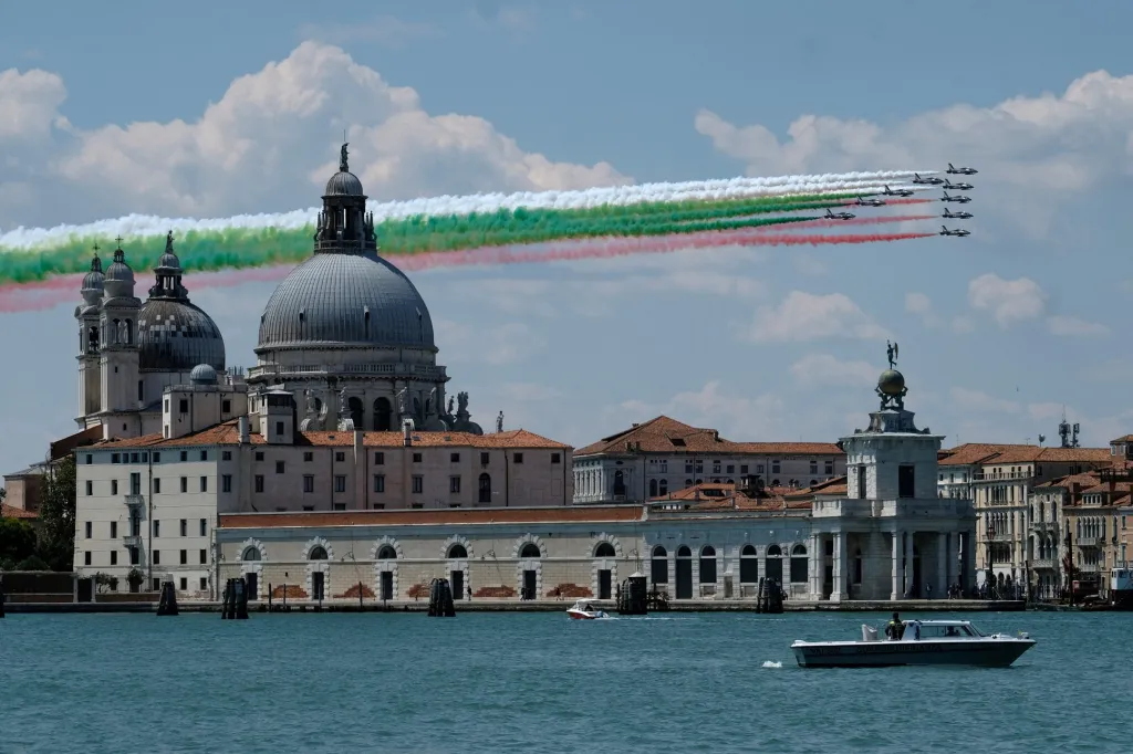 Tříbarevné šípy jsou akrobatická letka italských armádních vzdušných sil. Ty poděkovaly zdravotníkům přeletem nad bazilikou Santa Maria della Salute v Benátkách. Během letu vypustila letadla barevný dým v podobě italské trikolory