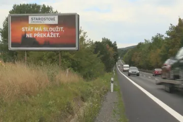 Z billboardů u silnic se usmívají politici. Zítra mají poutače zmizet