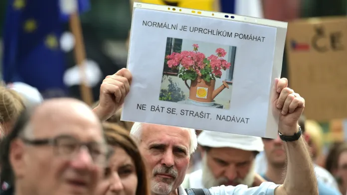 Asi stovka lidí vyjádřila svou solidaritu s uprchlíky