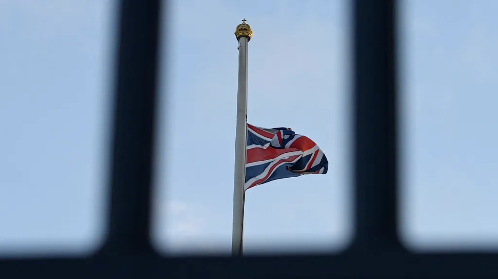 Britská vlajka na půl žerdi po úmrtí královny