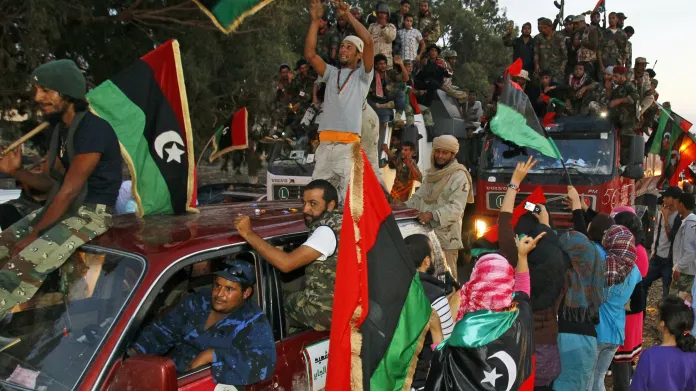 Oslavy pádu Kaddáfího režimu v Benghází v říjnu 2011