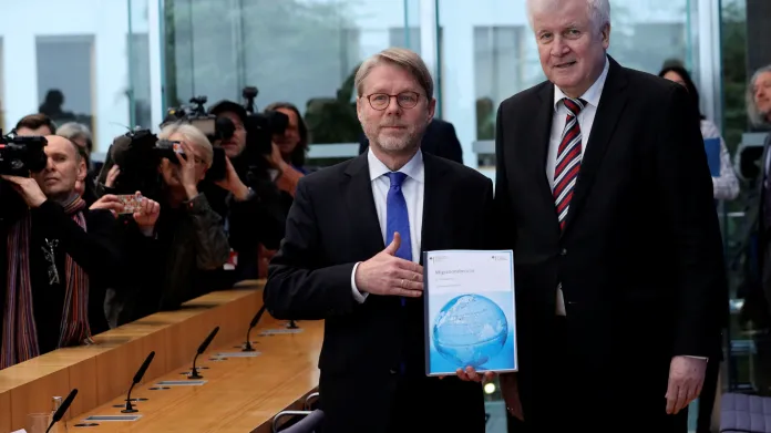 Eckhard Sommer a Horst Seehofer představili zprávu o migraci za loňský rok