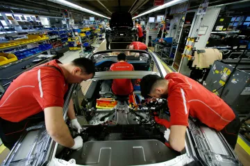Slovenským automobilkám svítí varovná kontrolka, píše Reuters