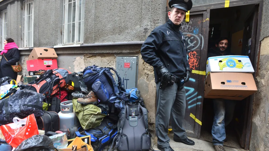 Policie vyklízí squatt v Neklanově ulici