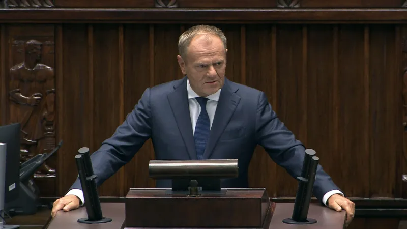 Brífink polského premiéra Donalda Tuska kvůli ruským dronům