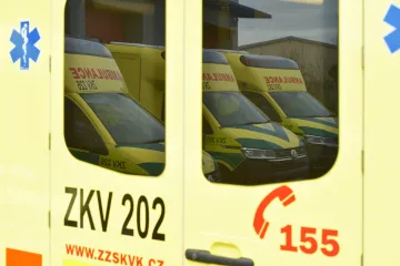 Karlovarští záchranáři obměnili vozy. Systém nakládání pacientů jim bude šetřit záda