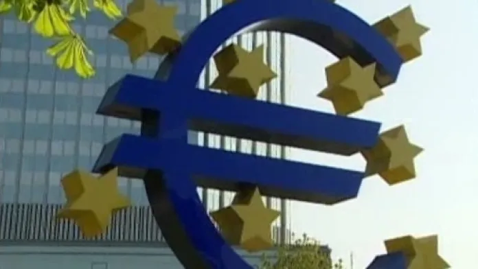 Znak eura před Evropskou centrální bankou