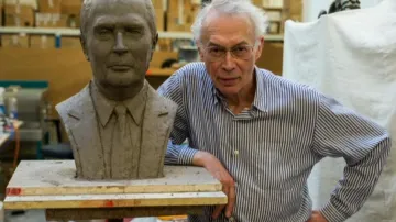 Busta Francoise Mitterranda a její autor, sochař Jan Zelenka