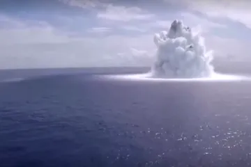 Americká armáda nechala navzdory kritice explodovat u své letadlové lodi přes 18 tun výbušniny