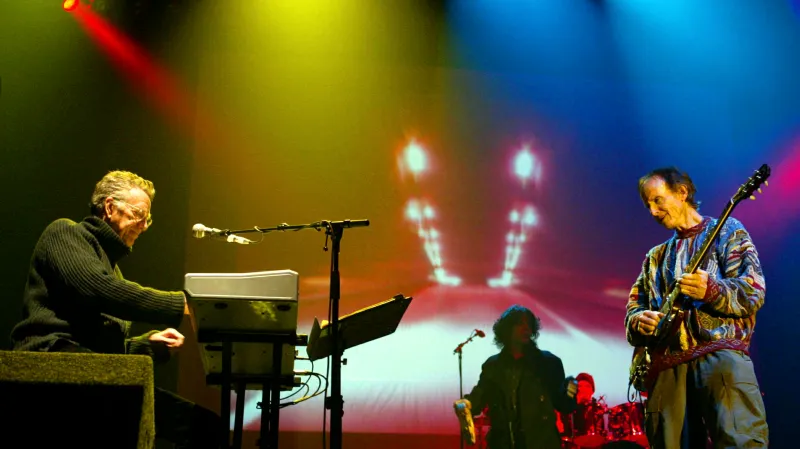 Členové The Doors Ray Manzarek a Robby Krieger na koncertě v Londýně v roce 2003