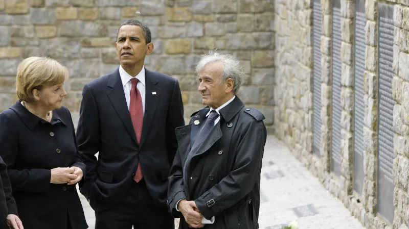 Německá kancléřka Angela Merkelová, americký prezident Barack Obama a Elie Wiesel u památníku na místě bývalého koncentračního tábora Buchenwald