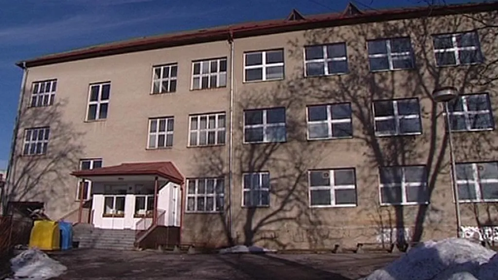 Zchátralá škola