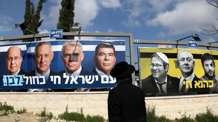 Billboardy Gantzovy strany Modrá a Bílá a Netanjahuova Likudu