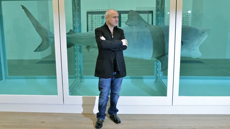Damien Hirst před dílem Fyzická nemožnost smrti v mysli někoho živého