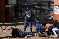 Při násilnostech spojených s uvězněním Zumy zemřelo v Jihoafrické republice přes sedmdesát lidí
